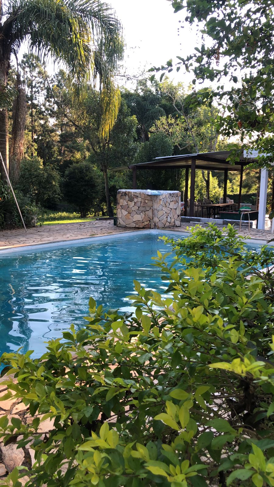 Área externa com piscina para momentos de lazer